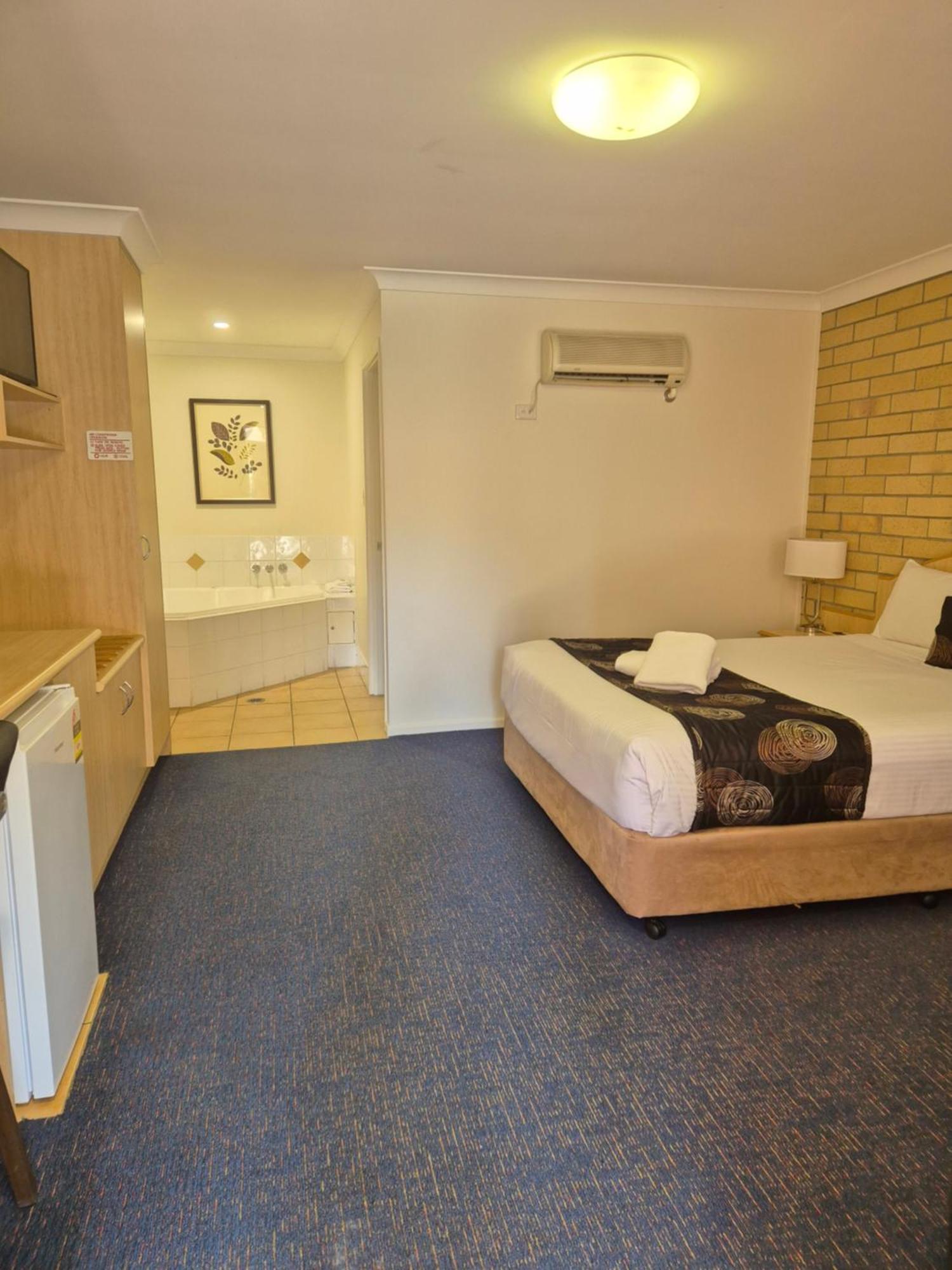 טוומבה Cotswold Motor Inn מראה חיצוני תמונה