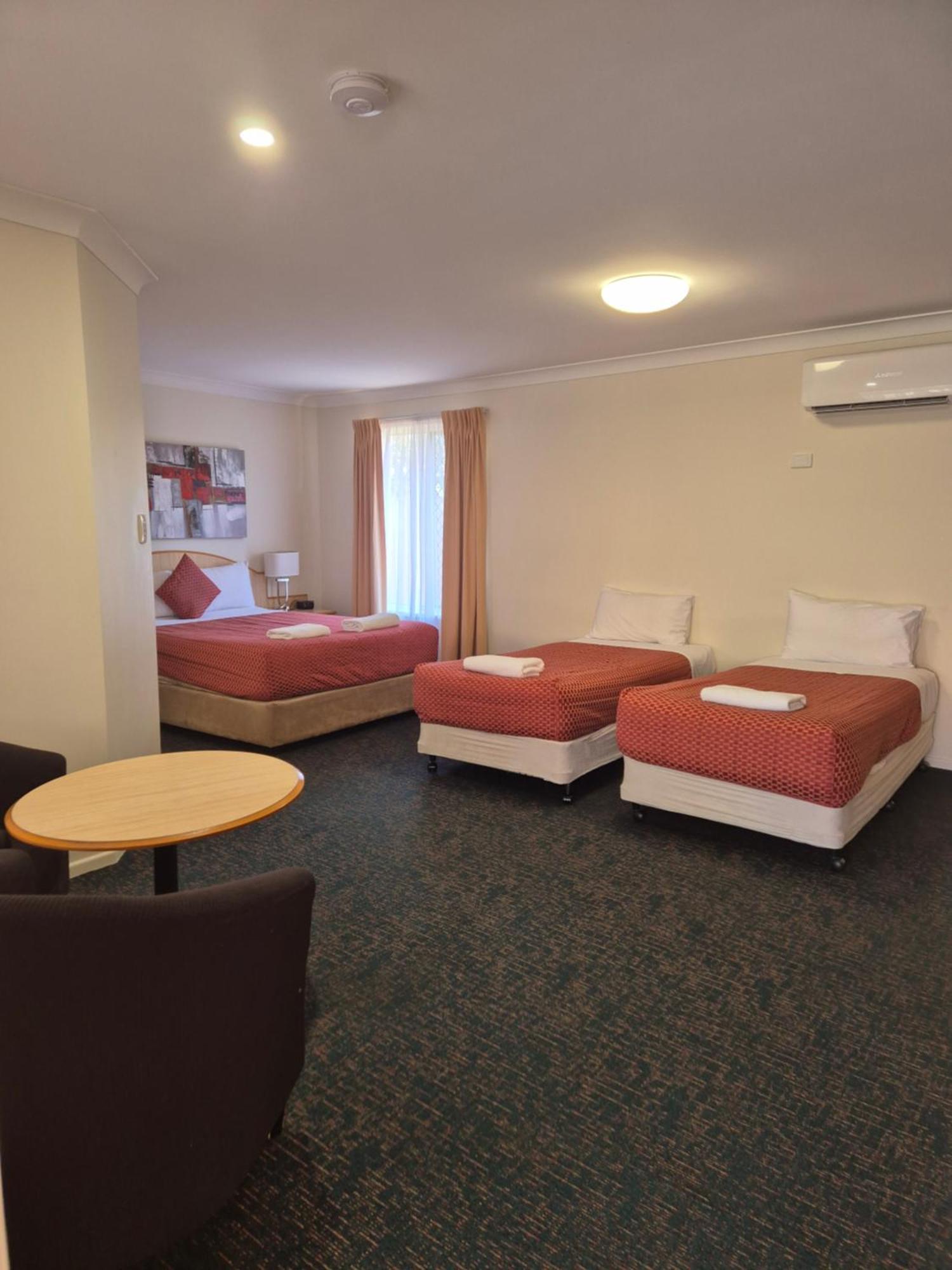 טוומבה Cotswold Motor Inn מראה חיצוני תמונה