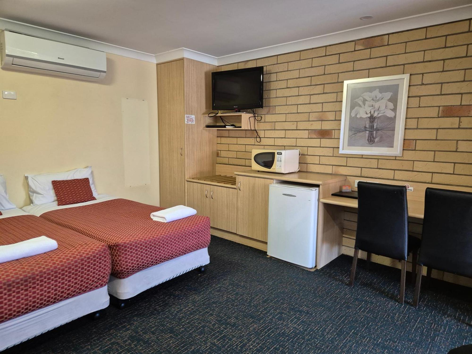 טוומבה Cotswold Motor Inn מראה חיצוני תמונה