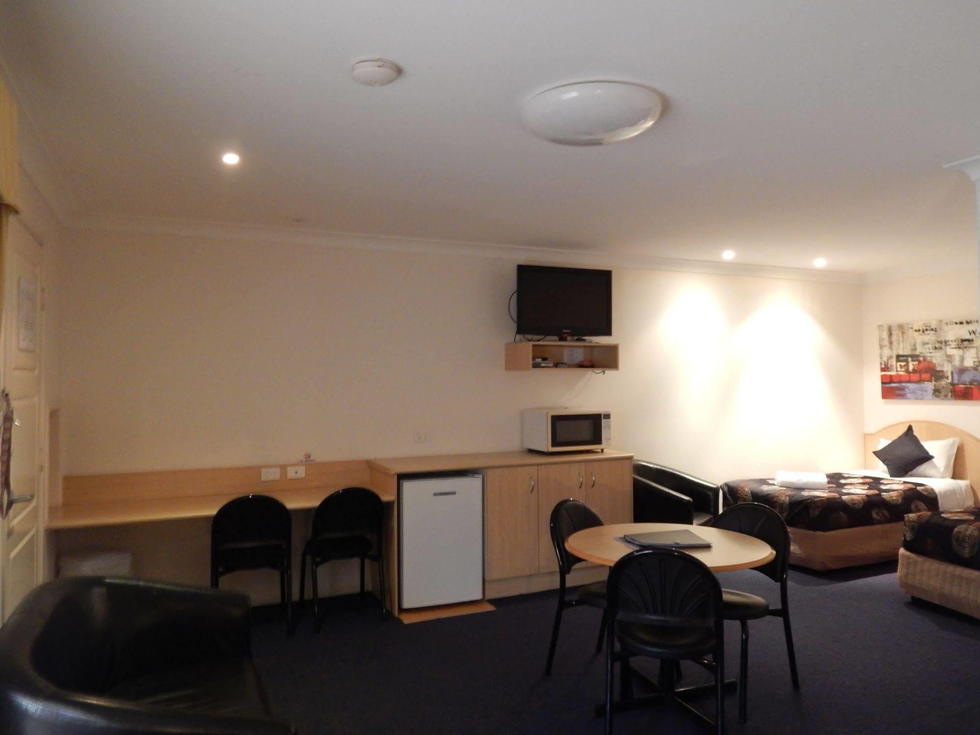 טוומבה Cotswold Motor Inn מראה חיצוני תמונה