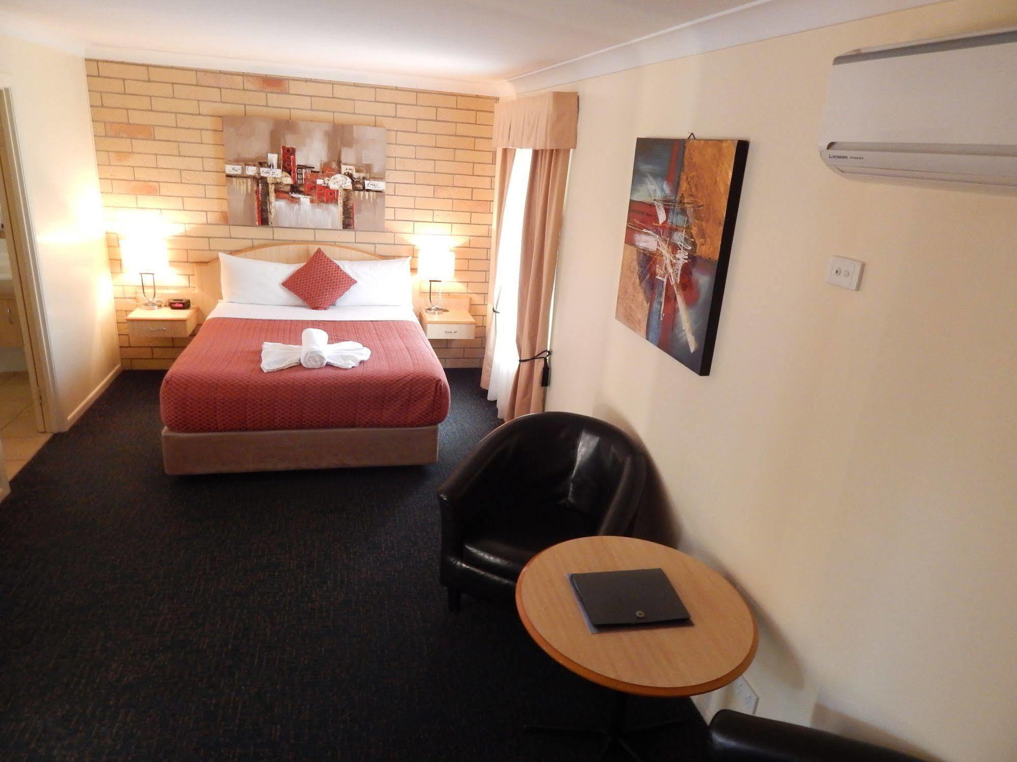 טוומבה Cotswold Motor Inn מראה חיצוני תמונה
