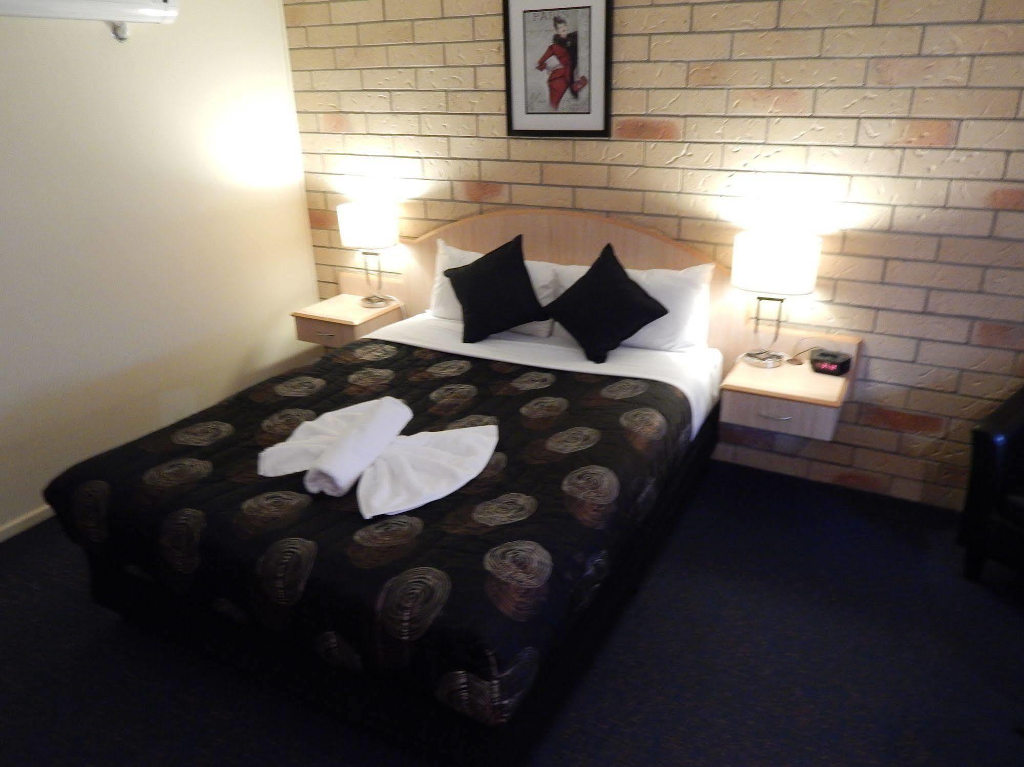 טוומבה Cotswold Motor Inn מראה חיצוני תמונה