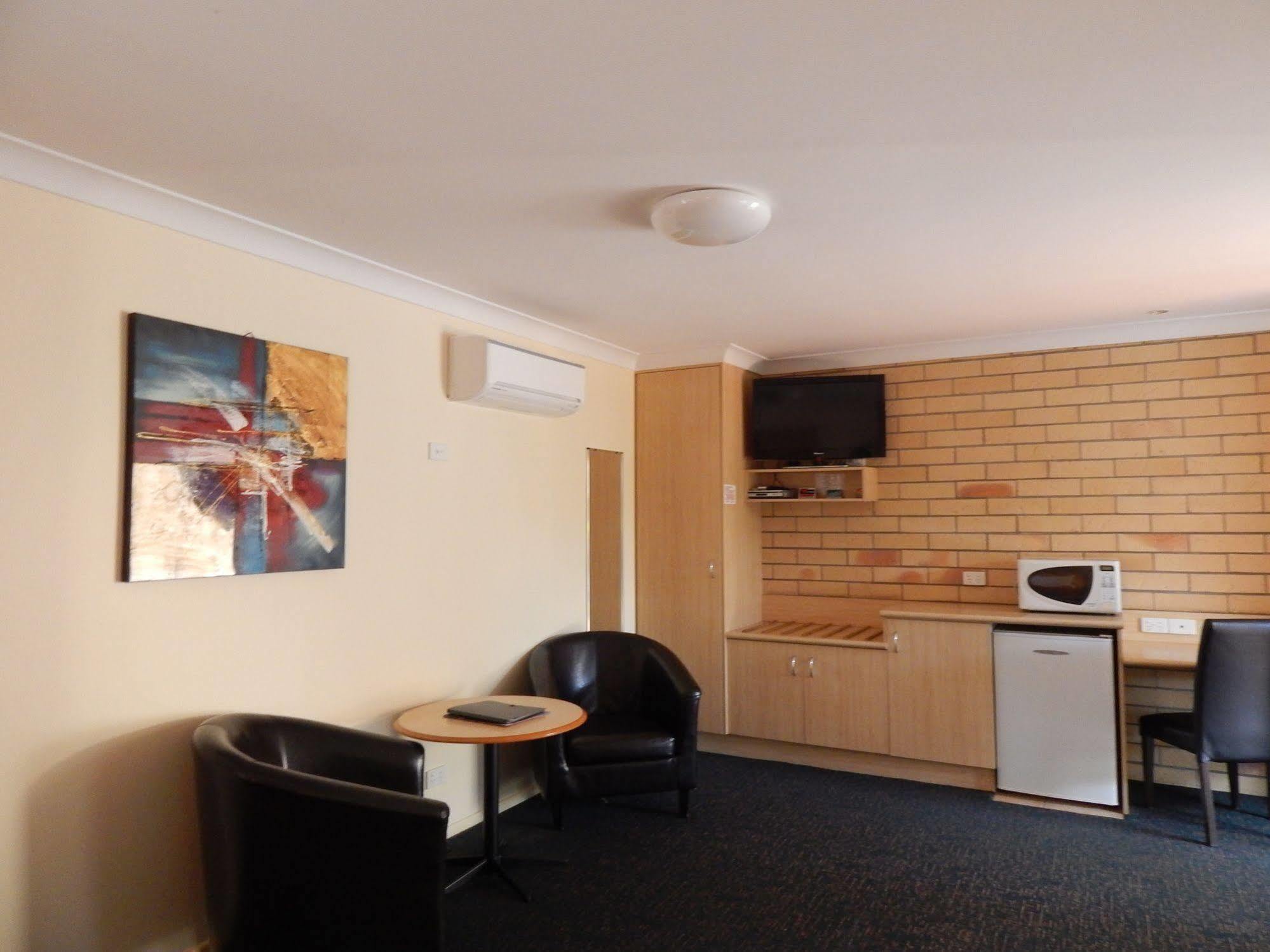 טוומבה Cotswold Motor Inn מראה חיצוני תמונה